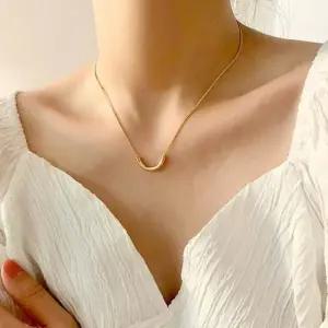 [옷자락]여자 데일리룩 세련된 포인트 골드 목걸이