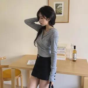 [옷자락]여자 슬림 크롭 긴팔 버튼 포인트 후드 니트 티셔츠