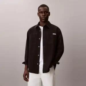 [롯데백화점]캘빈클라인 남성 90s 잭슨 블랙 스톤 오버 셔츠 4RF709G