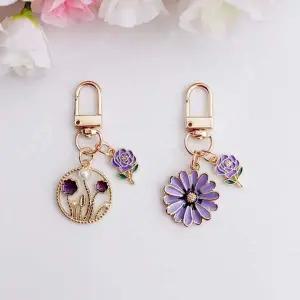 보라색 꽃 모양 고리 가방 액세서리 꾸미기