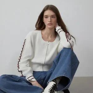 [롯데백화점]에고이스트 [CAPSULE LINE]소매 레이스업 디테일 블루종 니트 가디건 ES2KG362