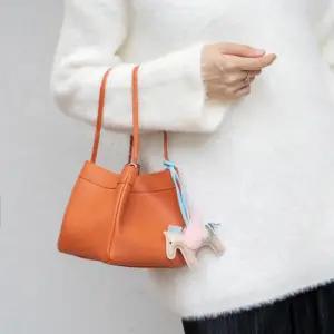 오플 소가죽 큐브 토트백 사각 자석 스냅 버튼 클로징 미니 스퀘어 크로스백 895 ps