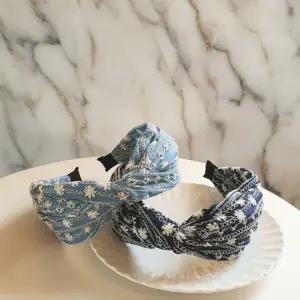 [아트박스]/신상오픈런 여성 일상 외출 스타일 청바지 자수 헤어밴드