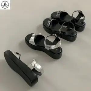 [애슬릿] 통굽 샌들 실버 메탈릭 발편한 버클 스트랩 3cm