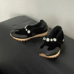 [하프클럽/다잇템]여성 큐빅 스트랩 플랫화 보온 shoes