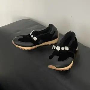 [다잇템] 여성 스트랩 큐빅 보온 플랫화 shoes