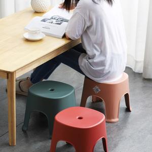 두꺼운 플라스틱 스툴 책장 낮은 풋스툴 가정용 간단한 등받이 디자이너 교환대