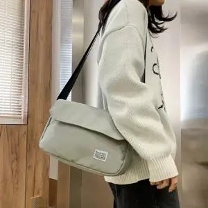 [디어백] 심플한 나일론 캐주얼 크로스백 HT4600