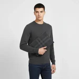 BURBERRY 26SS CHECK ZIP POUCH 8070205) 체크 지퍼 파우치)