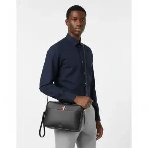 THOM BROWNE 26SS RWB 탭 페블 그레인 지퍼 파우치 MAC067A 00198 001)