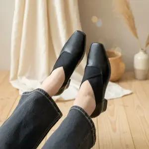 [옷자락]여성 사각토 밴딩 가죽 플랫슈즈