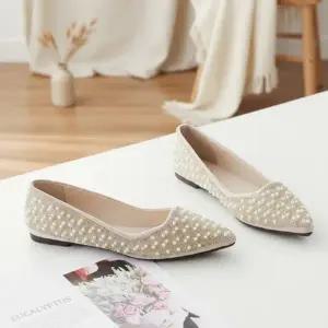 [옷자락]여성 합성가죽 뾰족코 진주장식 로우힐 플랫슈즈