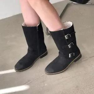 [옷자락]여성 스웨이드 털내장 버클 장식 미들 플랫 부츠