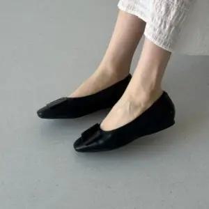 [다잇템] 여성 평평한 일상 스퀘어 포인트 버클 슈즈