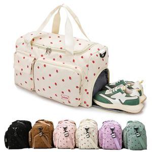 eAj 여자 들을 위한 딸기 더플백, 신발 수납공간과 젖은 포켓이 있는 코듀로이 짐백, 청소년을 위한 귀여운 여행 주말 오버나이트 댄스백 (블랙)