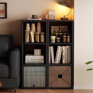 벽에 붙어있는 바닥부터 천장까지의 책장 디스플레이 선반 캐비닛 책꽂이 검은색 소파 좁은 격자무늬