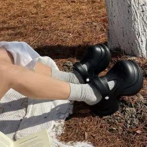 여성 2컬러 청키한 스타일 키높이 펀칭 슬리퍼 샌들