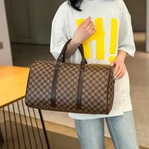 모던한 체크 포인트 실용적이고 활용도 높은 보스턴백