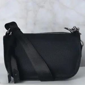 [패션] 유행 인기 여성 메신저백 패션 가죽 쇼퍼백 검정 가방