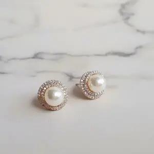 [하프클럽/]여성용 세련된 일상 하객 귀걸이 진주와 큐빅 디자인