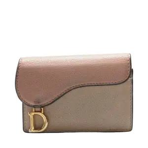 [중고명품] 베이지 고트스킨 새들 플랩 여성 카드지갑 S5611CWGS 919U