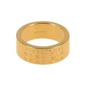 [메종마르지엘라] 남녀공용 MM6 넘버링 로고 8mm 반지(SM6UQ0057 P6469 950)