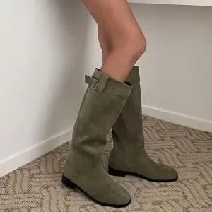 로우힐부츠 스웨이드 라운드 벨티드 장식 와이드핏 롱부츠 4fY