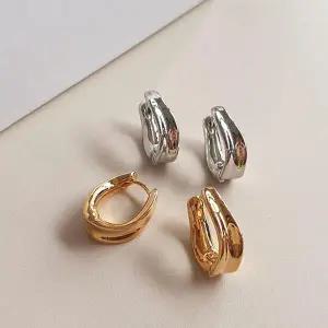 [하프클럽/]여자 데일리 오피스룩 세련된 웨이브 귀걸이