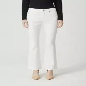 [백화점상품] 게스 여성 청바지 슬림핏 화이트 부츠컷 데님 봄