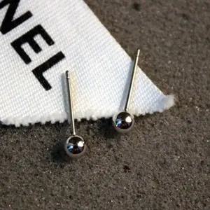 메탈릭볼귀걸이