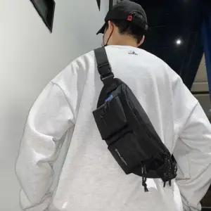 캐주얼 데일리 커플 가방 블랙 학생 데이트 패션 코디 크로스가방스타일