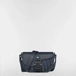 MUST IT_디올 Saddle 미니 플랩 스트랩백 - 딥 블루 Dior Oblique Trio 자카드 딥 블루 그레인 송아지 가죽