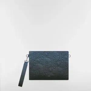 MUST IT_디올 A5 트라이앵글 파우치 - 블루-블랙 그라데이션 Dior Gravity 가죽