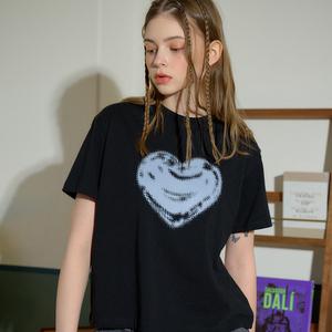 러프 하트 크롭 반팔티 블랙