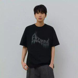 [데시레드] [택가 29,000원] 레터링 그래픽 반팔 티셔츠-FBSK5802D03