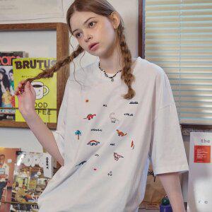 다이노스티치 자수 반팔티 화이트