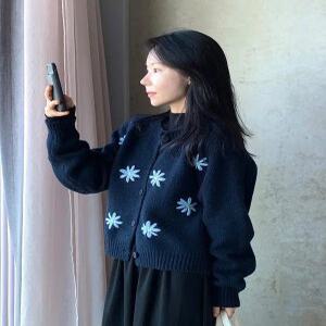 코스코스 도톰 플라워 자수 니트 가디건 (one color)