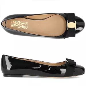[페라가모] 바리나 발레리나 페이던트 VARINA NERO 574556 여성 유광 플랫슈즈