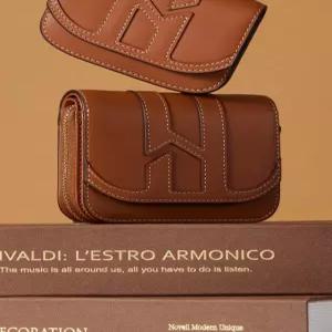 헤지스 액세서리 26SS [H20] 브라운 이니셜로고 소가죽 반지갑 HIWA6E560W2