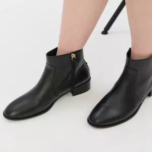 질스튜어트 뉴욕 여성 [시즌오프] 블랙 단색 소가죽 앵클부츠  (JSSO5D210BK)