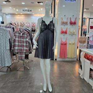 [모다아울렛][비비안]꾸뛰르 화사한 패치자수 매치된 투톤컬러 시스루 풀슬립 FS984A-BK