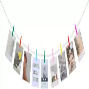 KLOGTSIND 매달린 사진 디스플레이 벽 장식 9가지 다양한 랜덤 색상의 나무 클립이 있는 구슬 화환 콜라주