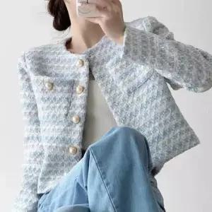 비욘드라이프 진주단추 노카라 투위드 자켓 1006185