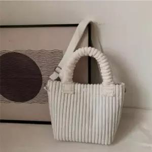 도톰한 소재 부드러운 촉감 소프트 왕골덴 크로스백