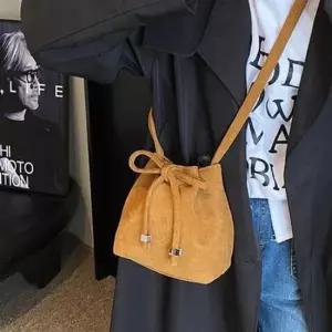 스웨이드 텍스처 복조리 미니 크로스 가방 6SS