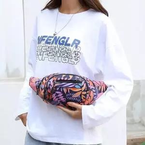 화려한 나들이가방 나뭇잎패턴 힙색 중년여성 컬러