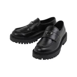 [롯데백화점]프라다 FW25 남성 로고 가죽 로퍼 2DE151 B4L F0002