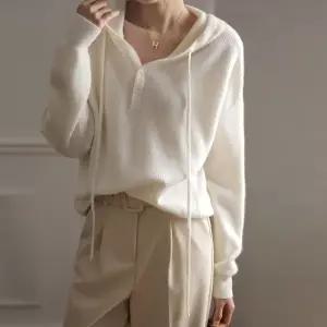 KARRA 클라라하프버튼후드니트_A4S0153