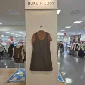 부루앤쥬디 HC42 하프넥반팔레더원피스 하프넥반팔레더원피스 BBRKST104