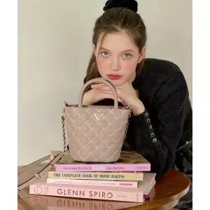 게스 GUESS 길리2_GIULLY II 퀼팅 미니 토트백 HP4A3A13 228769